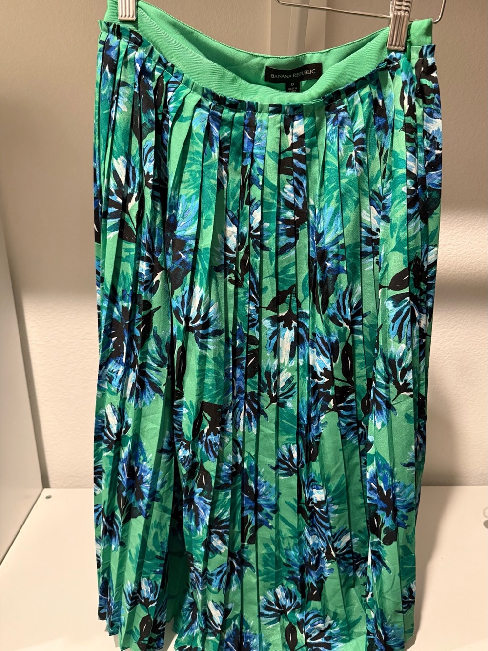 Banana Republic Green Floral Pleated Midi Skirt with Blue Accents